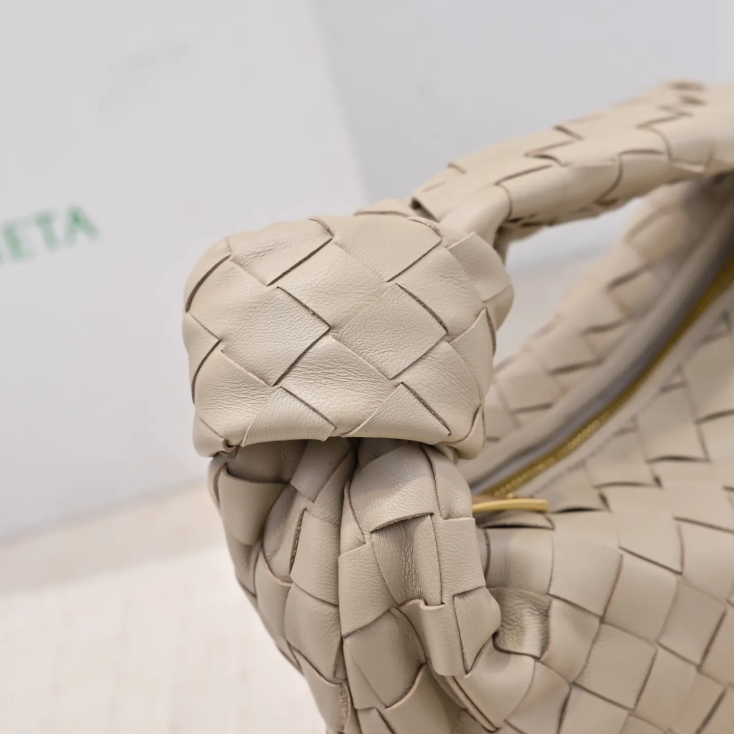 Batch 1120 BV Bottega Veneta's new early spring women's MINI JODIE handbag BV bag 🔥The new method is based on the original rounded corners, knotted with classic woven leather round hobo bag, The most iconic triangular pull-out design, using sheepskin draped soft shape, is super suitable for concave shapes~ Jodie feels really gentle to people, and is definitely the best item for daily matching. It has the same weave, new elements and twists, is compact and versatile, and is the new favorite of street style Internet celebrities! Size: 23x28x8 Model: 6699-1